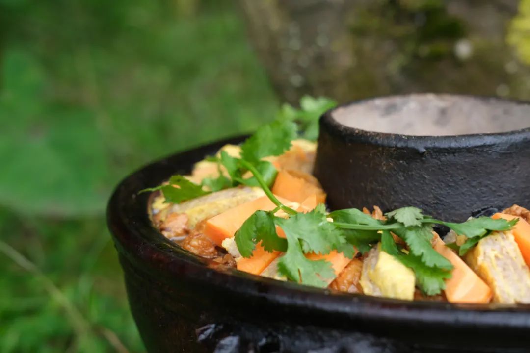 騰沖旅行社：騰沖旅游美食推薦-騰沖土鍋子，冬日里的“火山熱?！?></a>
                </div>
                <div   id=